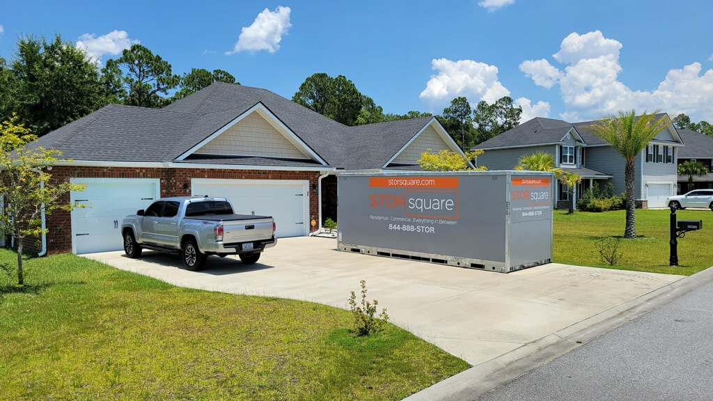 How portable storage helps homeowners sell faster by keeping a driveway clear while a storage container holds decluttered items during the listing process.